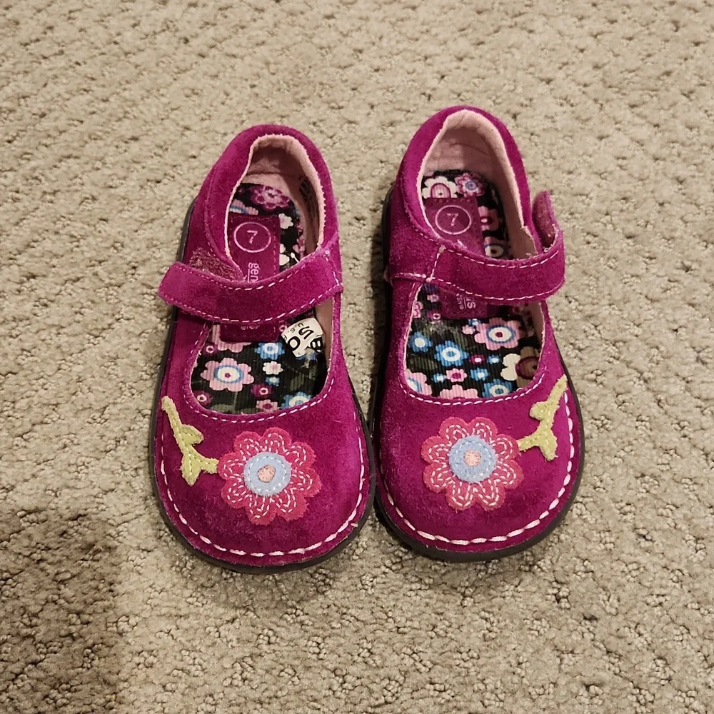 Oshkosh leather girls shoes. Size 7 Excellent shape